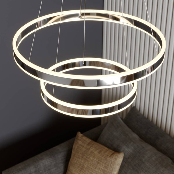 Moderne LED-Pendelleuchte aus Metall mit zwei Ringen in einem hellen, organisierten Wohnzimmer mit Sofa und Wandpaneelen.