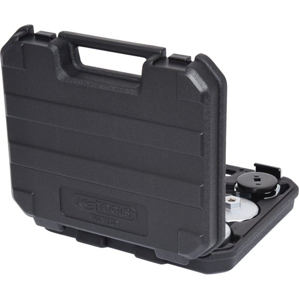 Eine Hand benutzt einen Drehmomentschlüssel an einem Motor.