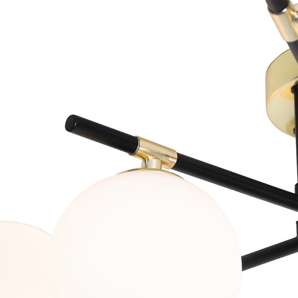 Nahaufnahme einer Deckenleuchte mit Lampenschirmen in Kugelform