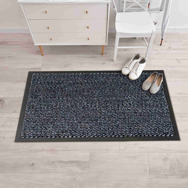 Schmutzfangmatte im Flur mit Kommode und Stuhl