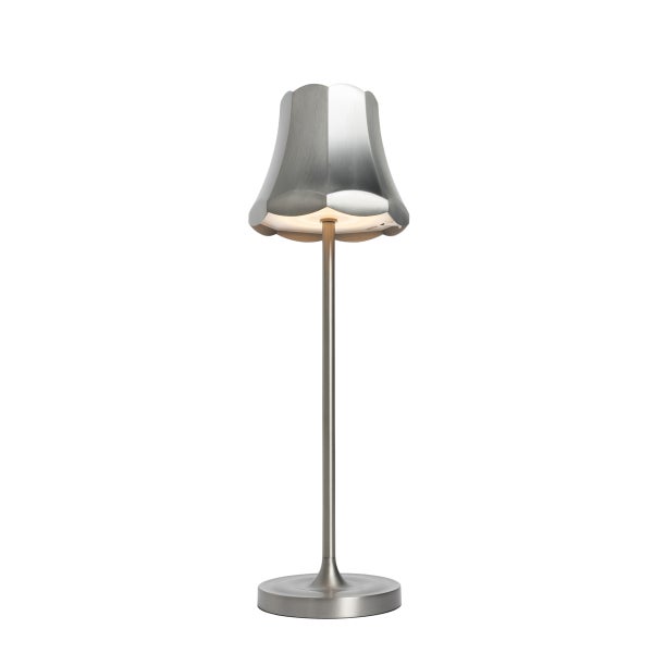 Moderne Tischleuchte aus Metall mit gewelltem Schirm und schlankem Standfuß.