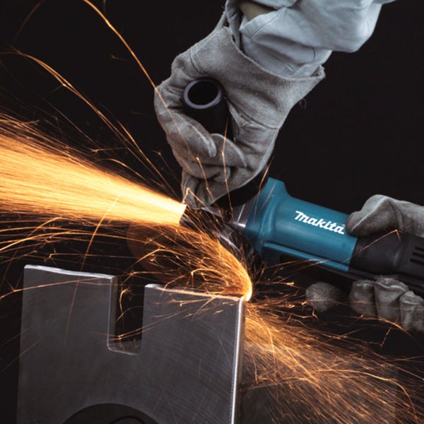 Makita Logo Winkelschleifer beim Schleifen von Metall mit Funkenflug
