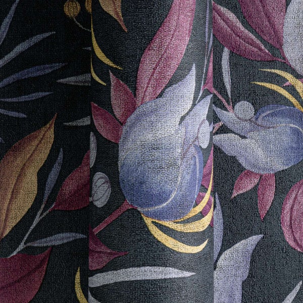 Tapete mit floralem Motiv und Blättern auf dunklem Untergrund