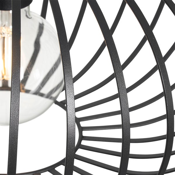 Detailansicht einer Pendelleuchte mit schwarzem Metallgestell und einer Glühbirne.