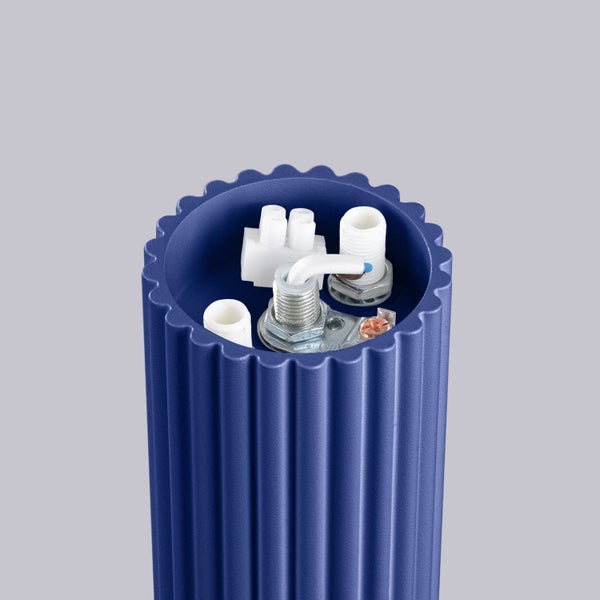 Detailaufnahme der inneren elektrischen Anschlüsse einer blauen gerippten Leuchte mit Lüsterklemme und Gewindeteilen.