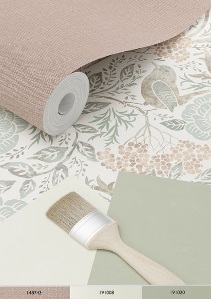 Tapetenrolle mit Vogelmotiv, Farbfelder und Pinsel