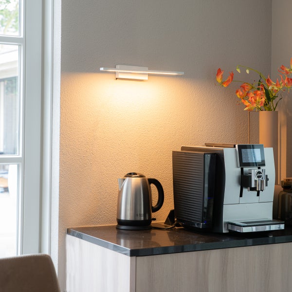 Küchenszene mit Kaffeemaschine, Wasserkocher und Wandleuchte