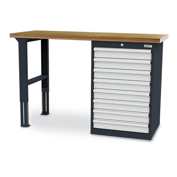 Große Transportbox aus Aluminium auf vier Rollen mit geöffnetem Deckel, verstärkten Seitenwänden und Schnappverschlüssen.