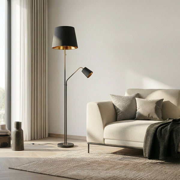 Stehlampe mit Leselampe neben Sofa in einem Wohnzimmer.