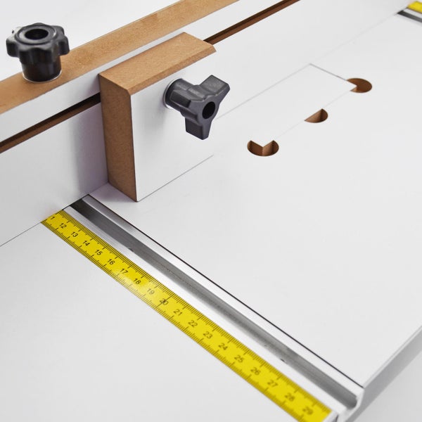 Detailansicht eines Tisches mit verstellbarem Anschlag und Messskala