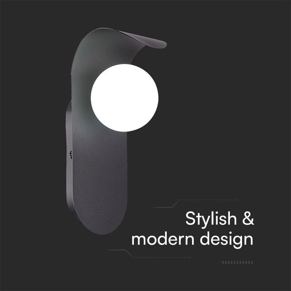 Moderne Wandleuchte mit schwarzem Metallgehäuse und kugelförmigem Leuchtmittel