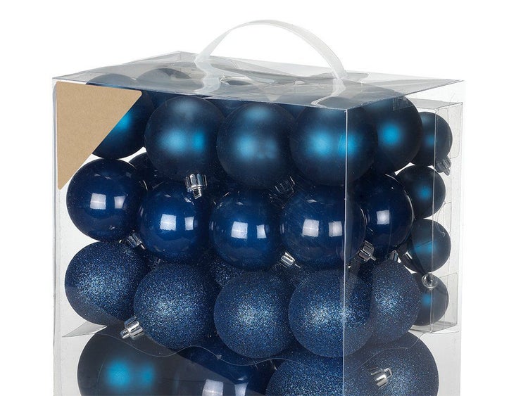 Set mit Weihnachtskugeln für den Tannenbaum in einer transparenten Aufbewahrungsbox mit Tragegriff