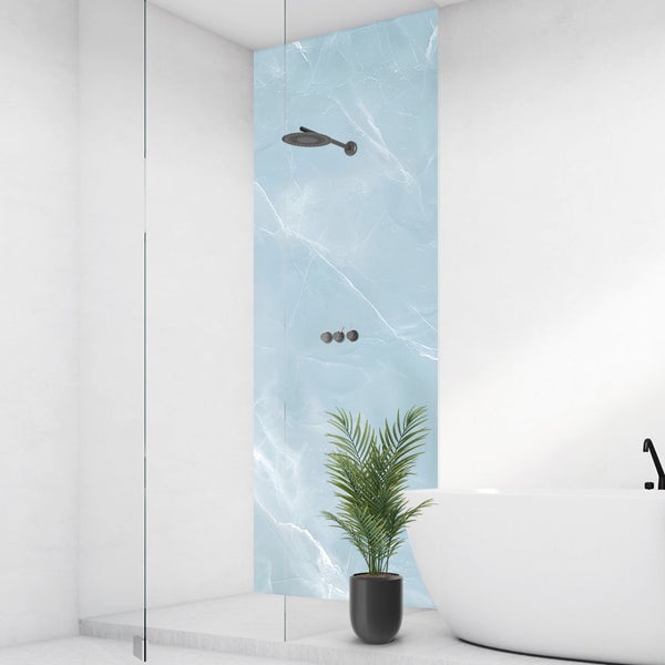 Moderne begehbare Dusche mit hellblauer Rückwand in Marmoroptik, schwarzen Armaturen, Glaswand und weißer Badewanne.