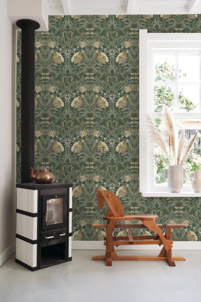 Wohnraum mit floral gemusterter Tapete, Ofen und Holzpferd