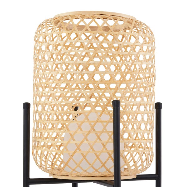 Zylindrische Tischleuchte mit Bambusgeflecht auf einem schwarzen Metallgestell.