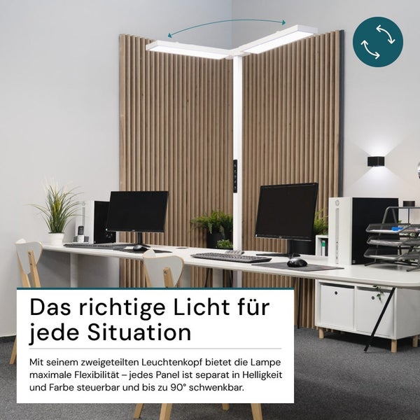 Modernes Büro mit höhenverstellbarem Schreibtisch und LED-Stehleuchte mit zwei Leuchtenköpfen.