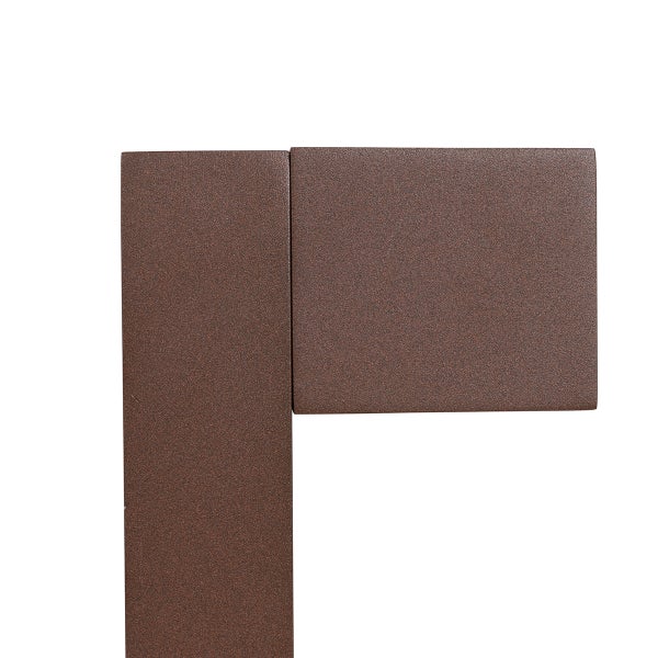 Eckige Außenwandleuchte mit strukturierter Oberfläche in Rost-Optik.