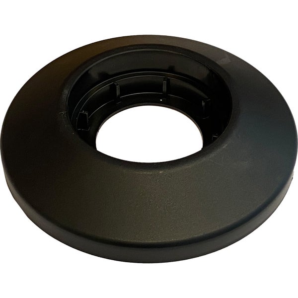 Schwarze Kunststoff-Rosette zur Abdeckung von Rohr- oder Kabeldurchführungen.