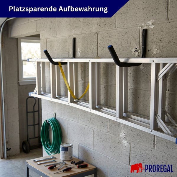Wandhalterung für Leitern zur platzsparenden Aufbewahrung in der Garage, montiert an einer Steinwand, Proregal Logo.