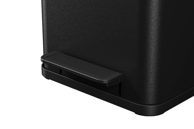 Detailansicht eines schwarzen Treteimers mit Pedal