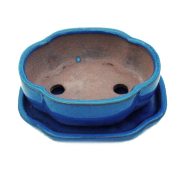 Person trägt einen grauen Werkzeugkoffer mit Griff