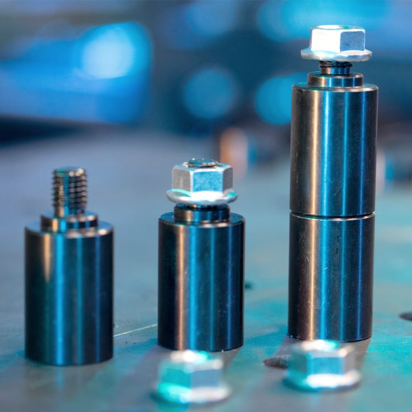 Drei Bolzen unterschiedlicher Länge mit Sechskantkopf