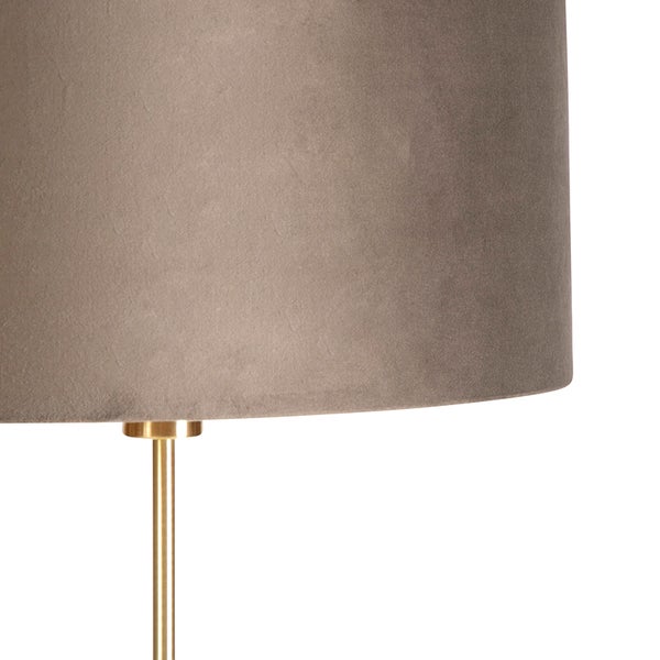 Detailansicht eines Lampenschirms mit Stoffbezug auf einem goldenen Lampenfuß.