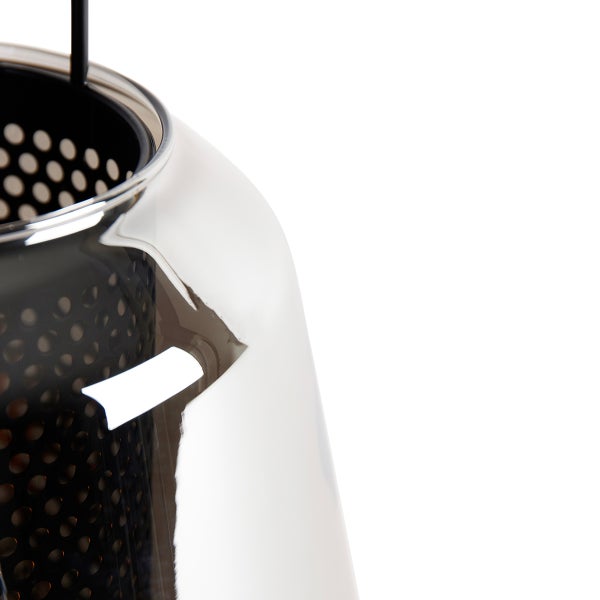 Nahaufnahme einer silberfarbenen Hängelampe mit Lochmuster