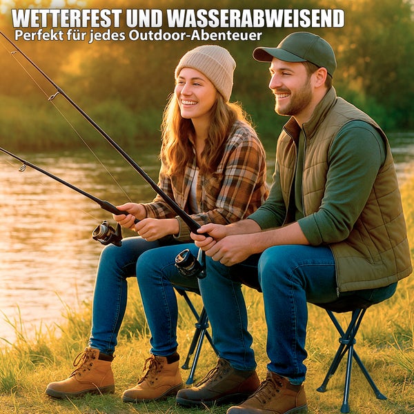 Ein Paar sitzt auf leichten Outdoor-Klapphockern beim Angeln am Wasser.