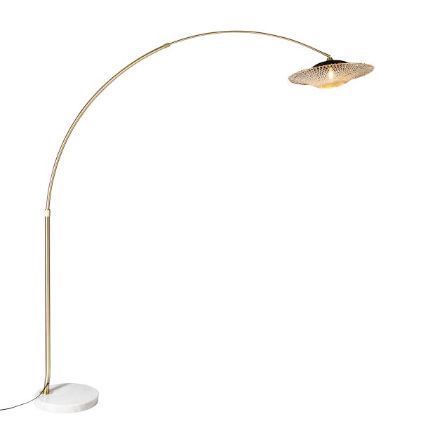 Bogenlampe mit geschwungenem Metallgestell und einem runden Lampenschirm aus geflochtenem Material auf einem Standfuß aus Marmor.