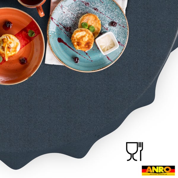Dunkelgraue, gewebte Tischdecke von ANRO, dekoriert mit Tellern und Tasse. Inklusive Symbol für Lebensmittelechtheit und ANRO Logo.