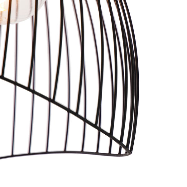 Detail einer Pendelleuchte mit schwarzem Metallgestell