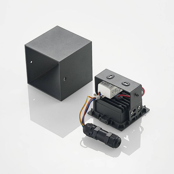 Quadratische LED-Außenwandleuchte aus schwarzem Metall mit vier integrierten Leuchtmitteln an der Unterseite.