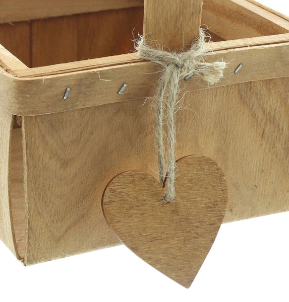 Holzkörbchen mit einem hängenden Herz aus Holz an einer Schnur.