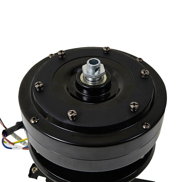 Elektrischer Motor für Deckenventilator aus Metall in Schwarz mit sichtbaren Befestigungsschrauben und Anschlusskabeln.