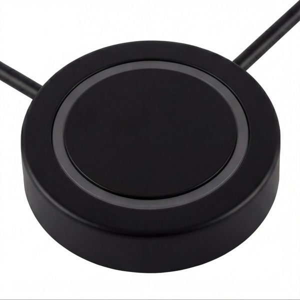 Runde induktive Ladestation in Schwarz mit Kabel.