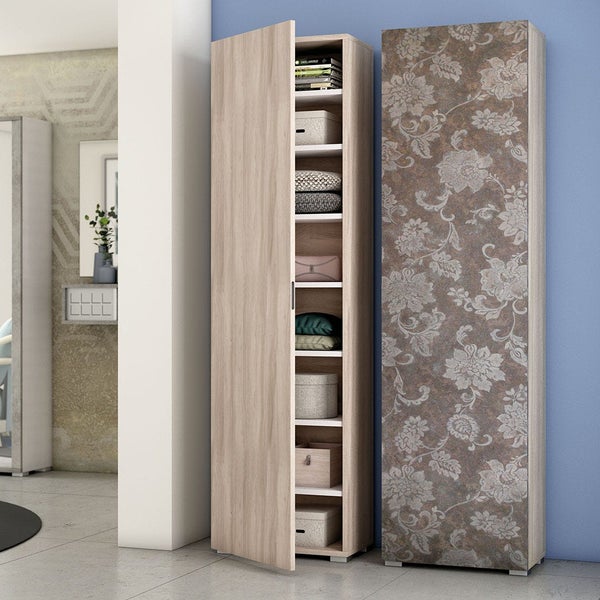 Schmaler Holzschrank mit offenen Regalen und Dekor