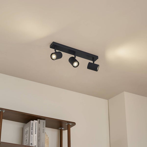 Deckenleuchte mit drei Strahlern an der Decke montiert