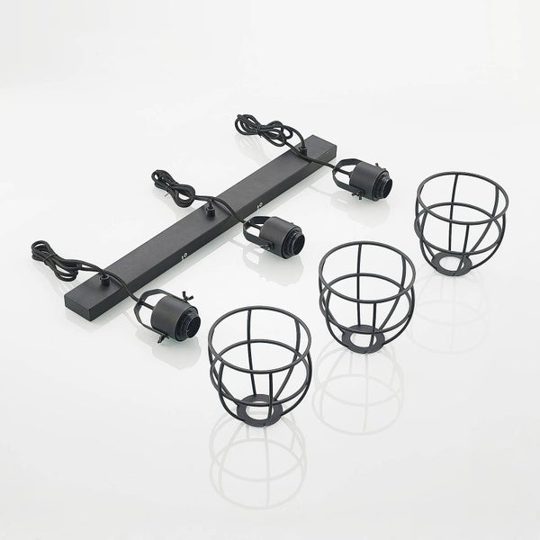 Schwarze Deckenleuchte mit drei Leuchten und Lampenschirmen im Industriedesign