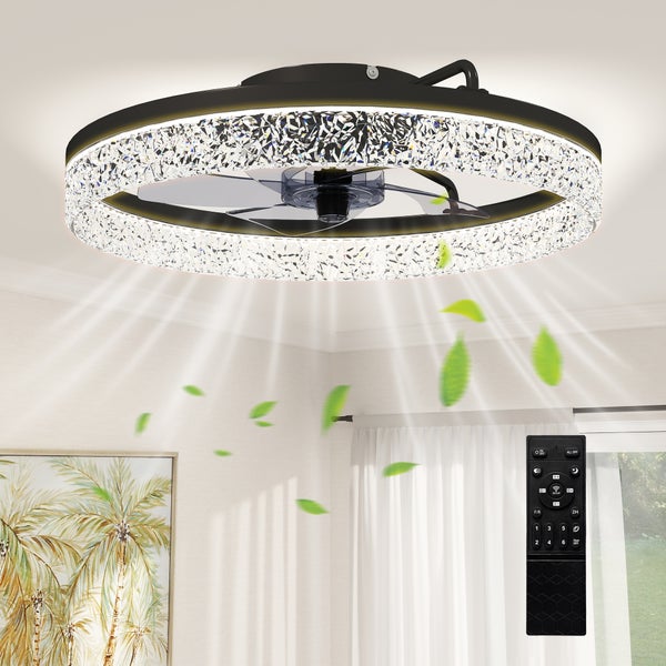 Moderner runder Deckenventilator mit LED-Beleuchtung in Kristall-Optik und Fernbedienung, in einem hellen Zimmer montiert.