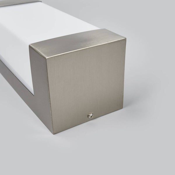 Nahaufnahme einer modernen Wandleuchte aus gebürstetem Metall mit weißem Diffusor.