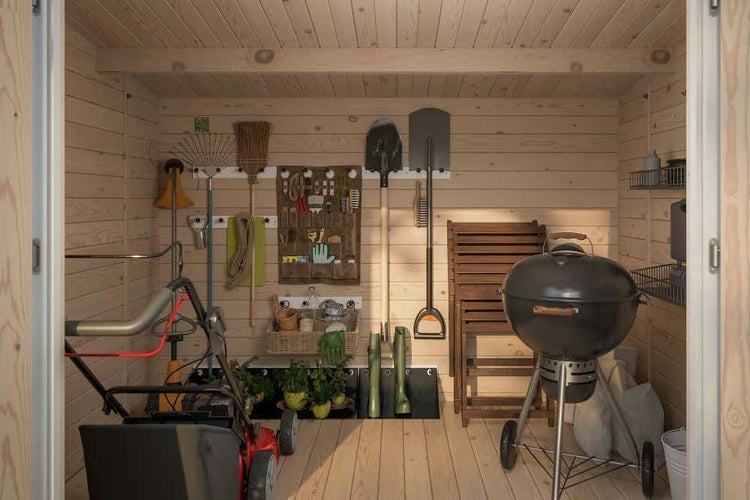Innenansicht eines Gartenhauses aus Holz mit Rasenmäher, Kugelgrill, Gartengeräten und Pflanzen.