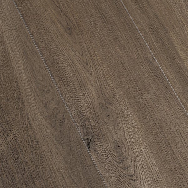 Laminatboden in Eichenoptik mit detaillierter Holzmaserung und sichtbaren Astlöchern.