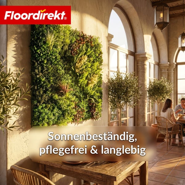 Floordirekt Logo. Künstliche Pflanzenwand in einer hellen Loggia mit Holzmöbeln und Steinbögen.