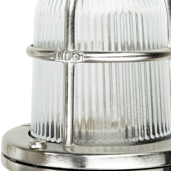 Detailaufnahme einer Wandleuchte mit geriffeltem Glasschirm