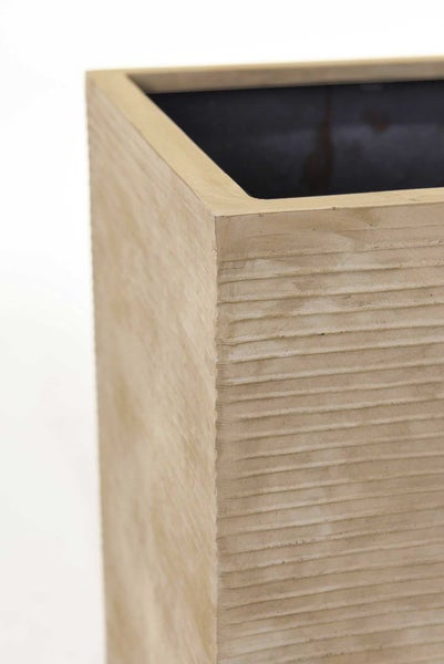 Quadratischer Pflanzkübel mit geriffelter Oberflächenstruktur in Steinoptik.