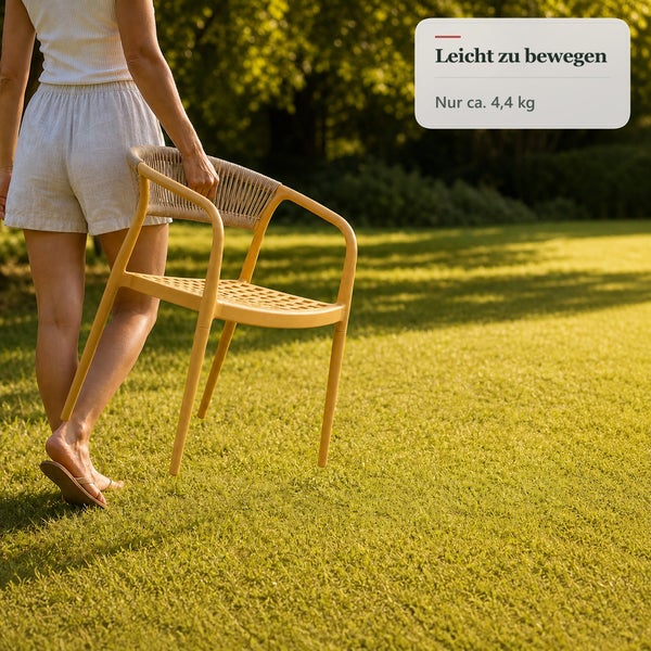 Person trägt einen leichten Gartenstuhl mit einem Gewicht von circa 4,4 Kilogramm über einen Rasen.