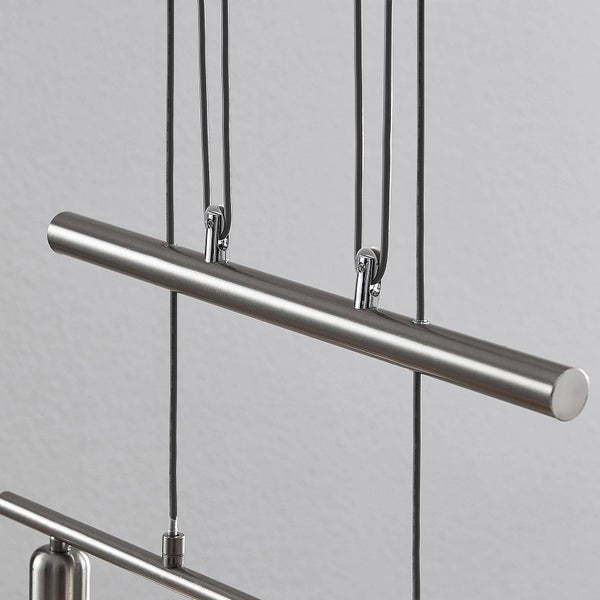 Detailansicht einer Pendelleuchte aus Metall mit Kabelaufhängung