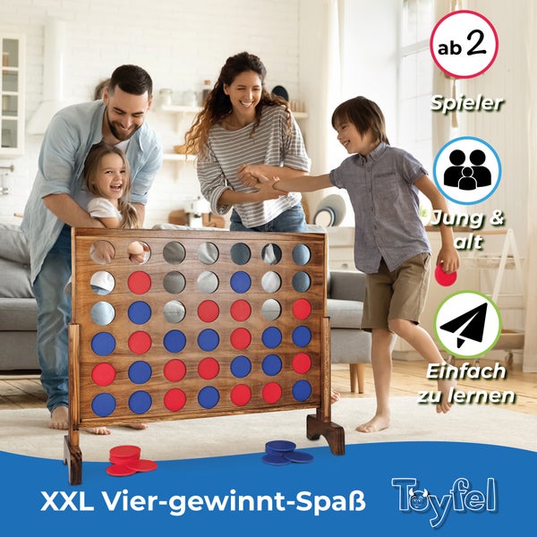 Familie spielt gemeinsam ein hölzernes Vier gewinnt Spiel im XXL Format in einem hellen Wohnzimmer mit Toyfel Logo