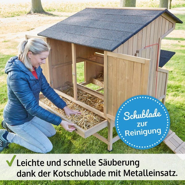 Hühnerstall aus Holz mit Satteldach und einer ausziehbaren Schublade mit Metalleinsatz für eine einfache Reinigung.